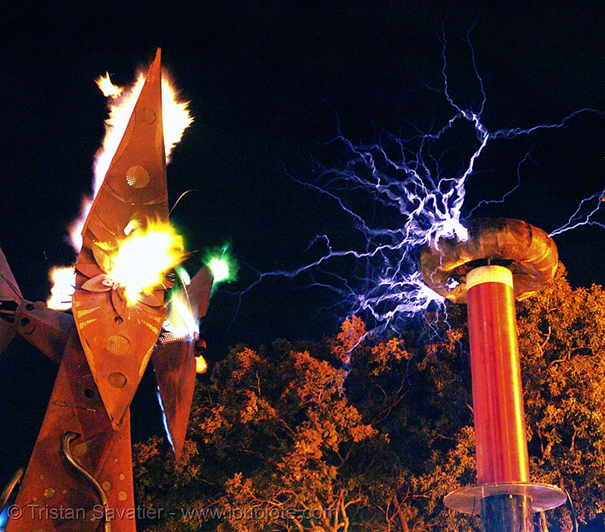 fire arts exposition 2006 - burning man, burning man fire arts exposition, danger, electric arc, electric discharge, flame, high voltage, lightnings, plasma filaments, static electricity, tesla coil, therm, thermokraken, stock photo