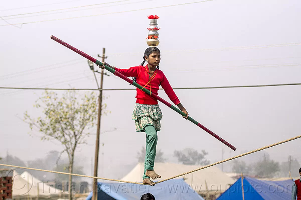 slacklining, slack rope walking, street circus artist, india