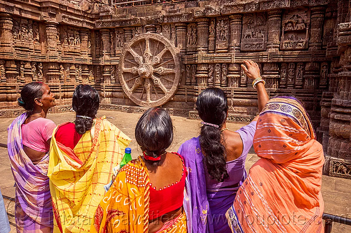 http://www.loupiote.com/photos_l/15425334645-hindu-women-looking-ancient-erotic-carvings-konark-sun-temple-india.jpg