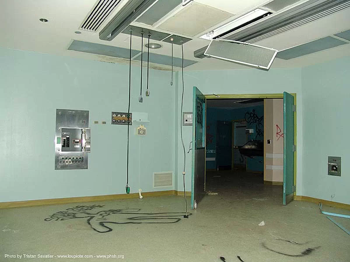 operating-room - green - abandoned hospital (presidio, san francisco) - phsh, abandoned building, decay, graffiti, operating room, presidio hospital, presidio landmark apartments, trespassing, urban exploration, stock photo