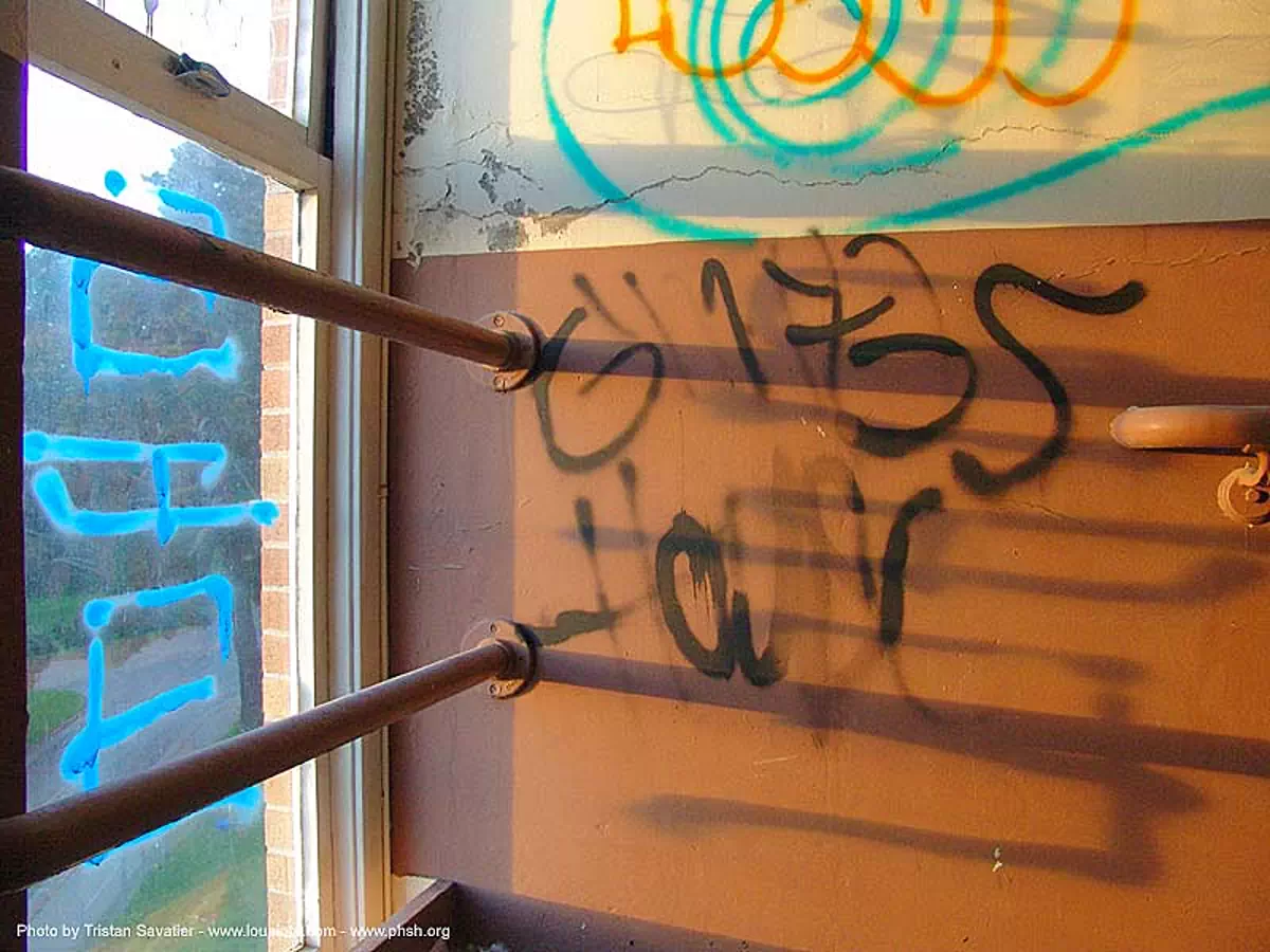 graffiti - abandoned hospital (presidio, san francisco) - phsh, abandoned building, decay, presidio hospital, presidio landmark apartments, trespassing, urban exploration, stock photo
