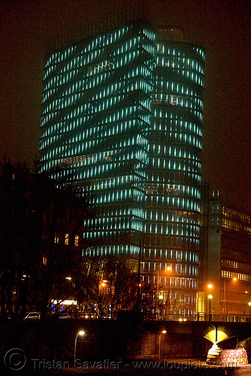the LED-light-morphing uniqa tower in vienna, building, glow, high-rise, led lights, licht kunst, night, twists and turns, wien