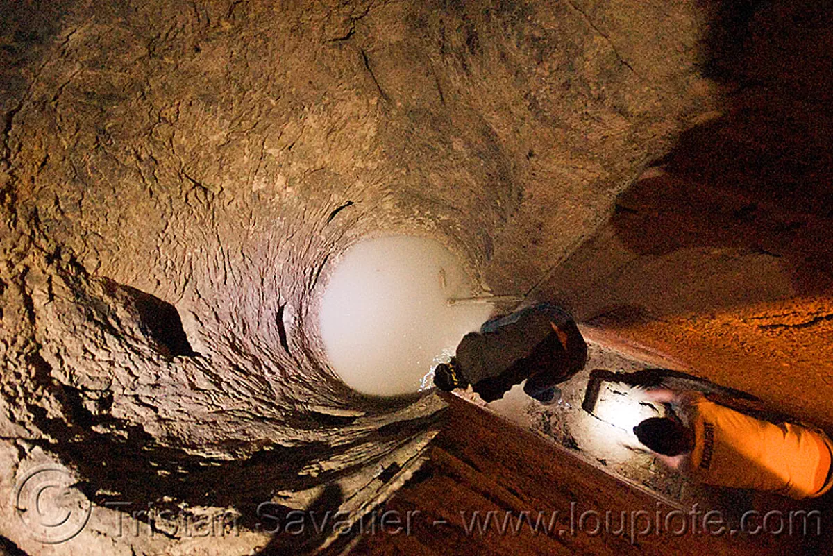 catacombes de paris - catacombs of paris (off-limit area) - bar des rats - julie and fabienne cleaning-up a water well, cave, gallery, trespassing, underground quarry, stock photo
