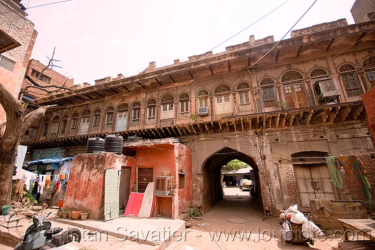 old haveli (mansion) converted into cheap lodging - delhi (india), street