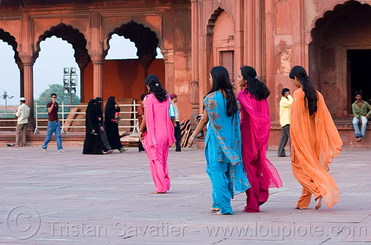 women in jama masjid mosque - delhi (india), islam, religion, مسجد جھان نما, stock photo