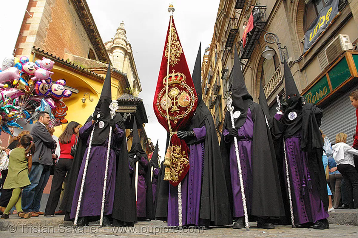 hermandad de san bernardo - calle villegas - iglesia de el salvador - semana santa en sevilla, andaluc&iacute;a, capirotes, cofrad&iacute;a, easter, espa&ntilde;a, nazarenos, parade, procesi&oacute;n, procession, religion, spain