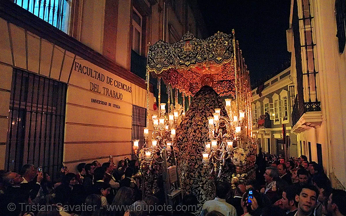 Resultado de imagen de PROCESION DE LA COFRADÍA DE SAN BERNARDO DE SEVILLA