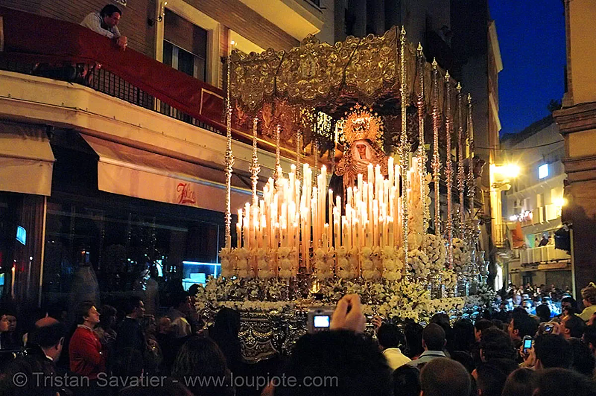 hermandad de la sed - semana santa en sevilla, andaluc&iacute;a, candles, capirotes, cofrad&iacute;a, easter, espa&ntilde;a, nazarenos, night, parade, paso de la virgen, procesi&oacute;n, procession, red, religion, spain