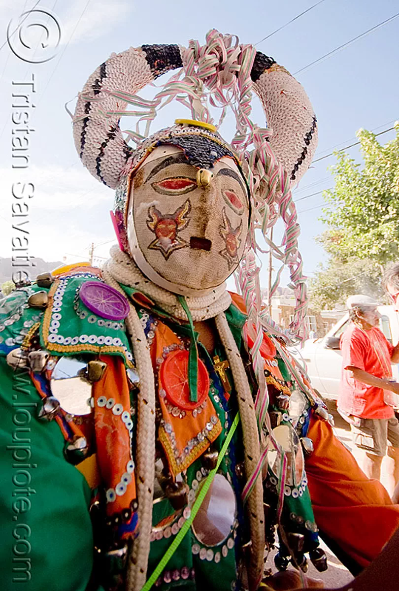 diablo carnavalero, carnival, confettis, costume, diablo de carnaval, folklore, horns, man, mask, mirrors, noroeste argentino, quebrada de humahuaca, serpentine throws, tilcara, tribal