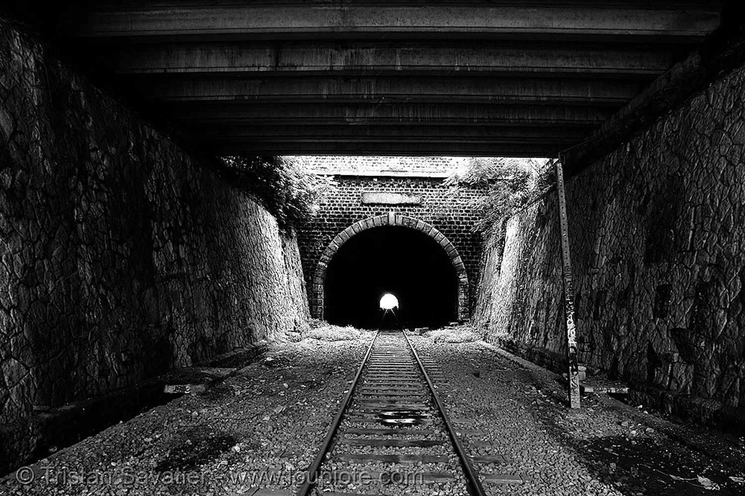 train tunnel - petite ceinture - abandoned underground railway (paris, france), railroad tracks, rails, railway tunnel, trespassing, urban exploration