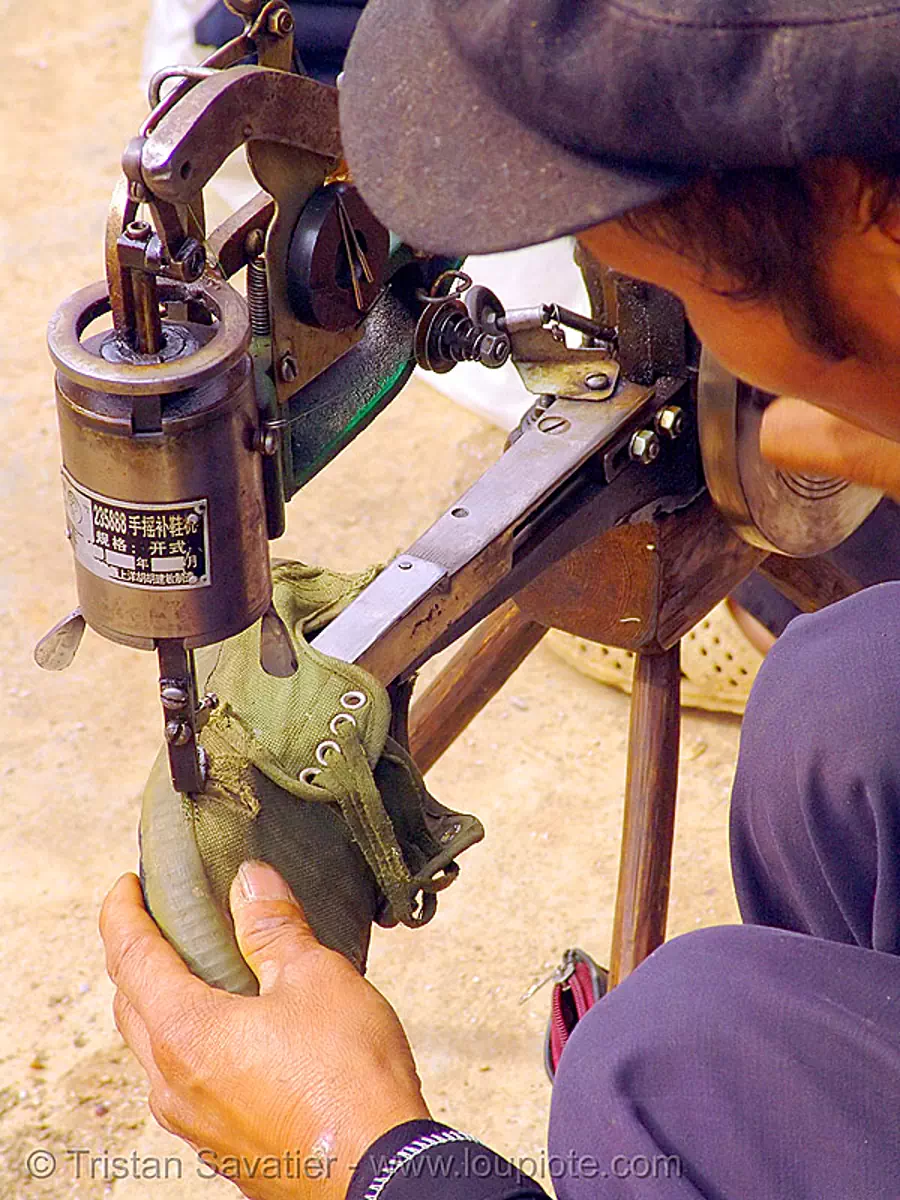 shoemaker fixing a shoe - 縫紉機 - 缝纫机 - M&aacute;y may c&ocirc;ng nghiệp - sewing machine - vietnam, hill tribes, man, market, m&aacute;y may c&ocirc;ng nghiệp, m&egrave;o vạc, repairing, shoe machine, 縫紉機, 缝纫机, stock photo