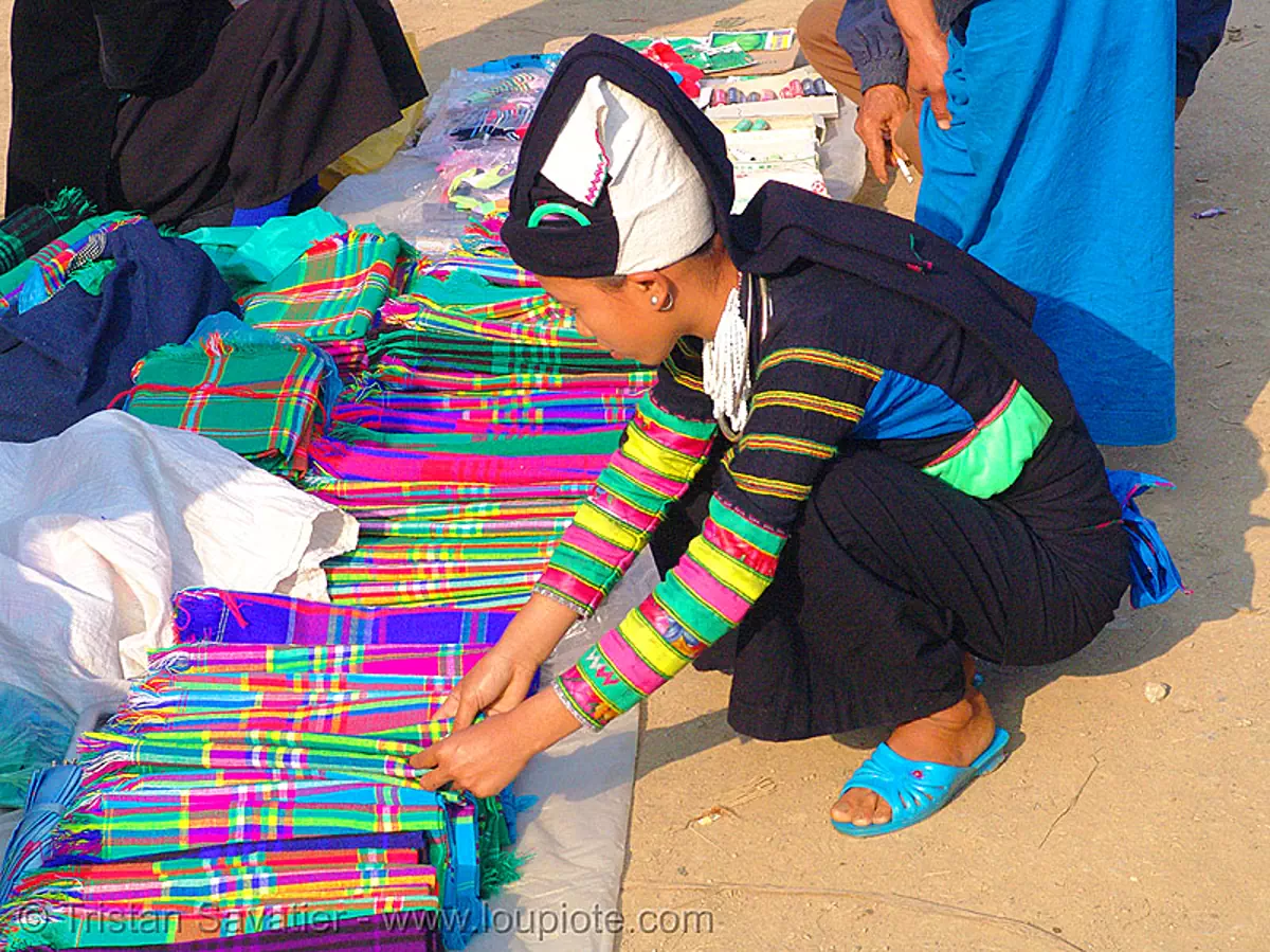 "lo lo den" tribe girl selling colorful cloth - vietnam, black lo lo tribe, bảo lạc, hat, headwear, hill tribes, lo lo den tribe, stock photo