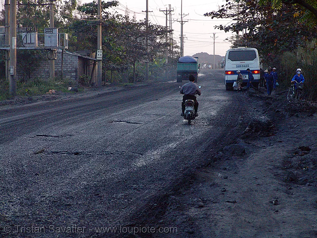 road near Cấm ph&aacute; (cam pha) coal mine - vietnam, cẩm phả
