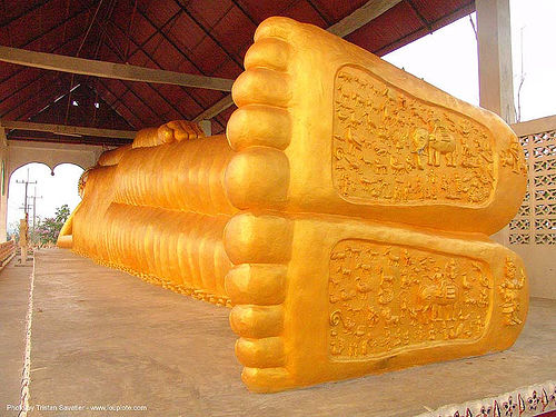 พระนอน - พระพุทธรูป - feet of giant golden reclining buddha - สังขละบุรี - sangklaburi - thailand