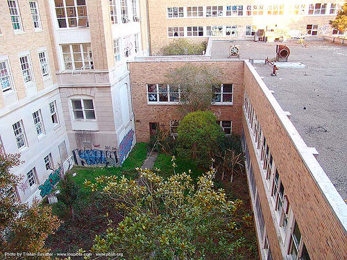 building exterior - courtyard - abandoned hospital (presidio, san francisco) - phsh