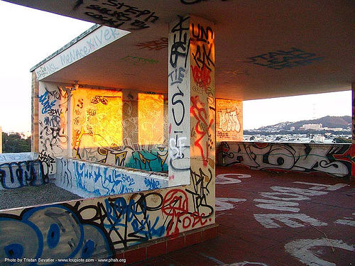 graffiti - roof - abandoned hospital (presidio, san francisco) - phsh