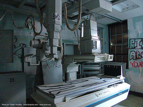 x-ray-machine - abandoned hospital (presidio, san francisco) - phsh