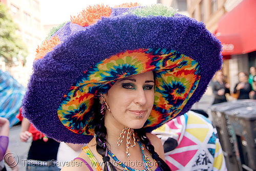 http://www.loupiote.com/photos_m/2470887716-magic-mushroom-hat-san-francisco.jpg