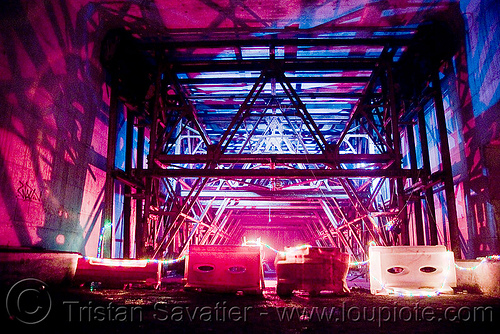 tunnel construction scaffolding - underground rave party in abandoned train tunnel - saoulaterre - FC crew - frotte connard - F7 - cavage records - universit&eacute; paris X nanterre