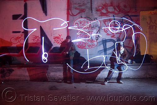 light graffiti - drawing - painting - underground rave party in abandoned train tunnel - saoulaterre - FC crew - frotte connard - F7 - cavage records - université paris X nanterre