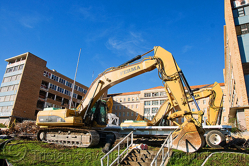 caterpillar CAT 330D excavator - building demolition