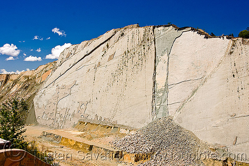 parque cret cico sucre bolivia cliff Dinosaur footprints 