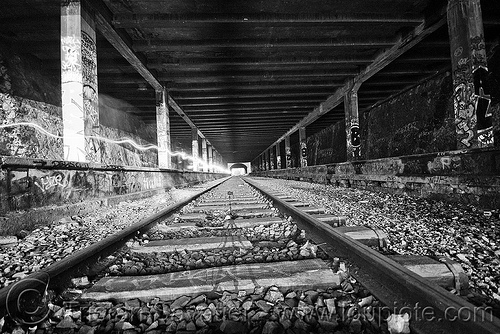 abandoned train tunnel graffiti long exposure Paris perspective 