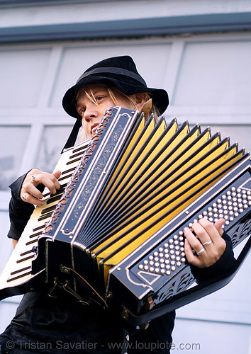 accordion player - folsom street fair (san francisco), accordeon, accordion player, anderson system, hat, piano accordion, sparrow, woman, yellow
