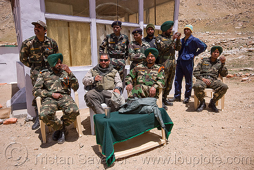 army check-point - road to chang-la pass - ladakh (india), ben, chang pass, chang-la pass, fatigues, headdress, headwear, indian army, ladakh, men, military, sikhism, sikhs, soldiers, turban, uniform
