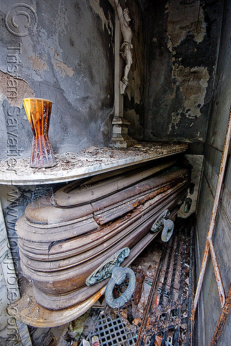 casket in abandoned tomb - crypt - recoleta cemetery (buenos aires), argentina, buenos aires, casket, coffin, crypt, grave, graveyard, recoleta cemetery, tomb, vault