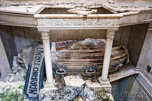 casket in abandoned tomb - recoleta cemetery (buenos aires), argentina, buenos aires, casket, coffin, crypt, grave, graveyard, mariano turmo, recoleta cemetery, tomb, vault
