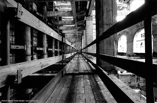 catwalk - grands moulins de paris - passerelle, catwalk, industrial mill, trespassing, vanishing point, wood