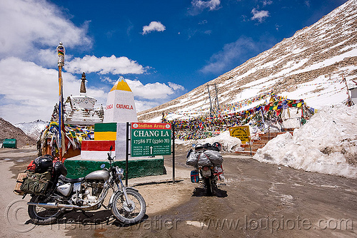 chang-la pass - ladakh (india), 350cc, chang pass, chang-la pass, ladakh, motorcycle touring, mountains, road marker, royal enfield bullet