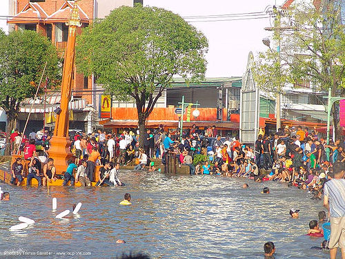chiang mai moat - songkran festival - เชียงใหม่ - สงกรานต์ (thai new year), chiang mai, moat, soaked, songkran, swimming, thai new year, wading, wet, สงกรานต์, เชียงใหม่