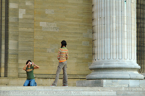 column (panthéon, paris), architecture, camera, column, girls, monument, pantheon, panthéon, photo, photographe, photographer, picture, posing, tourists