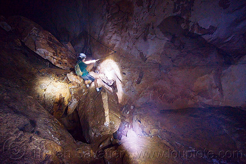 dangerous passage on natural bridge - caving in mulu - clearwater cave (borneo), borneo, caver, caving, clearwater cave system, clearwater connection, gunung mulu national park, malaysia, natural cave, roland, spelunker, spelunking