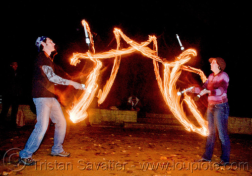 fire jugglers passing clubs, fire clubs, fire jugglers, fire performers, juggling clubs, night, solenne alexa, vincent deluca