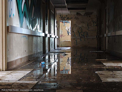 hallway - abandoned hospital (presidio, san francisco), abandoned building, abandoned hospital, graffiti, presidio hospital, presidio landmark apartments, trespassing