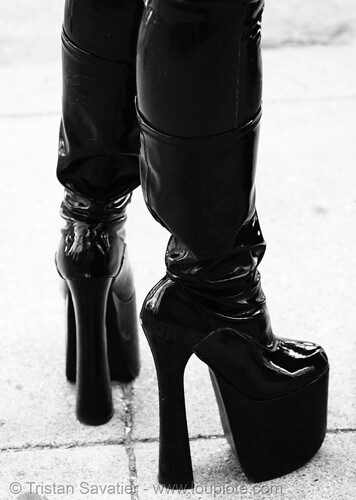 high-heel boots - latex - folsom street fair 2007 (san francisco), fetish, high heel, latex boots, platform shoes, woman