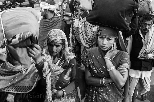 hindu pilgrims on their way home after kumbh mela (india), bags, bundles, carrying on the head, exodus, hindu pilgrimage, hinduism, kumbh mela, luggage, men, night, walking, women