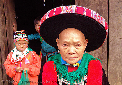 hongtou yao/dao (kiem mien) woman with headwear - grand-ma and grand-son - vietnam, colorful, dzao tribe, hat, headdress, hill tribes, hongtou dao, hongtou yao, hongtou-yao tribe, indigenous, kiem mien tribe, mountain yao tribe, red dao, woman