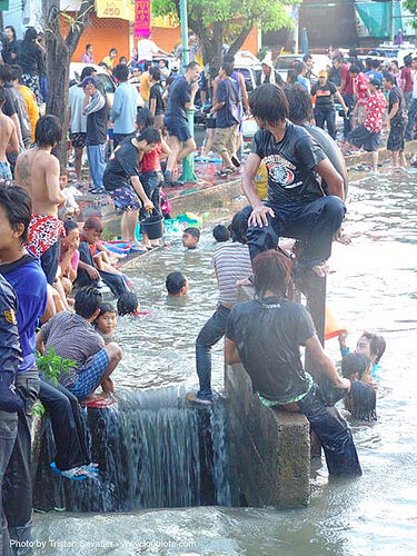 kids in the chiang mai moat during songkran festival - เชียงใหม่ - สงกรานต์ (thai new year), chiang mai, children, crowd, kids, moat, soaked, songkran, swimming, thai new year, wading, wet, สงกรานต์, เชียงใหม่