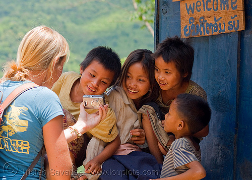 kids looking at themself on sabine's digital camera (laos), blue guesthouse, boy, children, digital camera, girl, kids, pak mong
