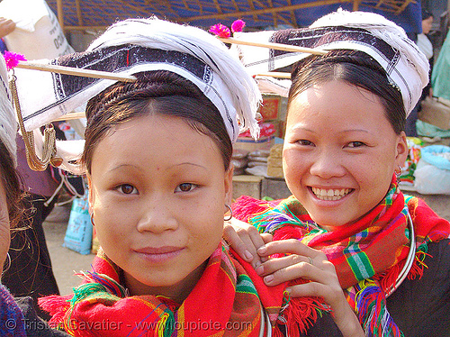 "kim mun lantien sha" dao/yao tribe women (sisters) wearing celestial crown headdress - vietnam, asian woman, asian women, bảo lạc, celestial crown, colorful, dao, dzao tribe, girls, headdress, hill tribes, indigenous, kim mun lantien sha, yao tribe