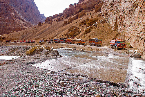 large nullah in the canyon before pang - manali to leh road (india), canyon, gorge, ladakh, mountain river, mountains, nullah, pang, river bed, road, stream, traffic jam, trucks, valley