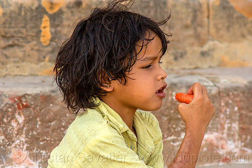 little girl eating carrot (india), carrot, child, eating, kid, little girl, varanasi