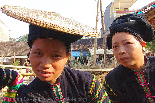 "lo lo den" tribe women with traditional flat straw hat - vietnam, black lo lo tribe, bảo lạc, hat, headdress, hill tribes, indigenous, lo lo den tribe, women