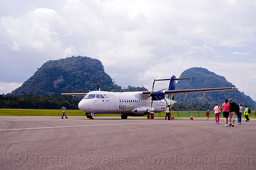 maswings atr-72 at mulu airport, 9m-mwd, aircraft, atr-72-212a, atr-72-500, boarding, borneo, clouds, gunung mulu national park, malaysia, maswings, mulu airport, passengers, plane, stol, tarmac, taxiway, turboprop