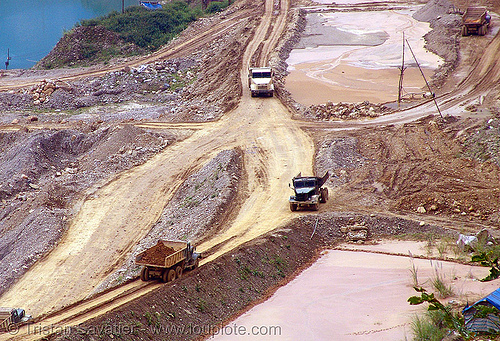 mining trucks in strip mine, open pit mine, open pit surface mine, open-cut mine, opencast mine, strip mine, tin mine, tinh tuc, trucks, tình túc