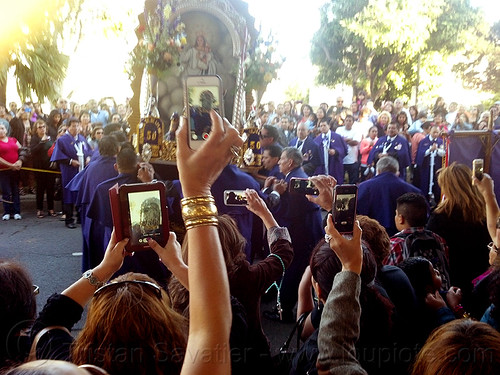 mobile photo sharing at catholic procession, cameras, cellphones, crowd, float, lord of miracles, madonna, mobile phones, mobiles, painting, parade, paso de cristo, peruvians, sacred art, señor de los milagros, sharing, social media, taking photos, virgen, virgin mary